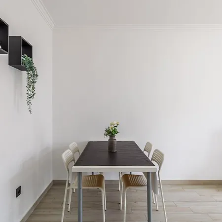 Sleeptubal Moderne דירה